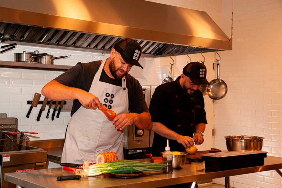 sabores da carne de porco - chefs cozinhando